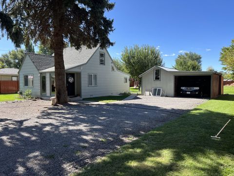 Single Family Residence in Klamath Falls OR 3928 Crest Street 2.jpg