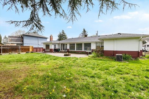 Single Family Residence in Grants Pass OR 326 NE B Street.jpg