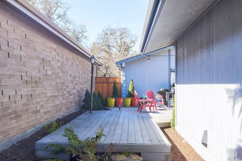 Single Family Residence in Grants Pass OR 111 Black Oak Street 24.jpg