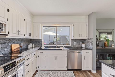 Single Family Residence in Grants Pass OR 111 Black Oak Street 10.jpg