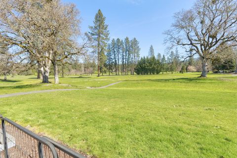 Single Family Residence in Grants Pass OR 111 Black Oak Street 2.jpg
