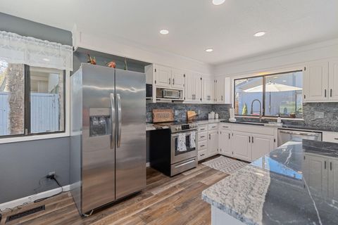Single Family Residence in Grants Pass OR 111 Black Oak Street 9.jpg