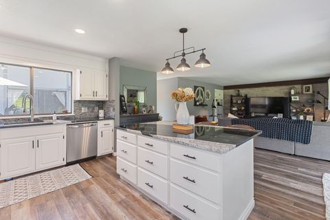Single Family Residence in Grants Pass OR 111 Black Oak Street 8.jpg