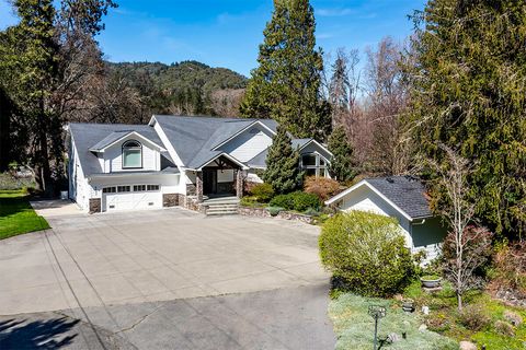 Single Family Residence in Grants Pass OR 8550 Rogue River Highway.jpg