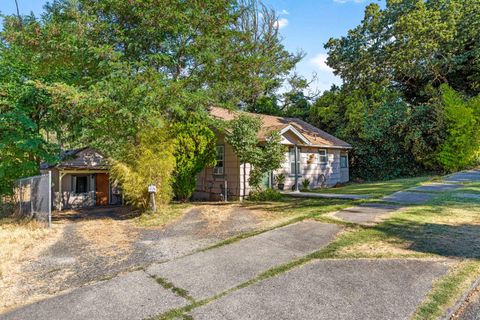 Single Family Residence in Grants Pass OR 610 NW Clarke Street.jpg