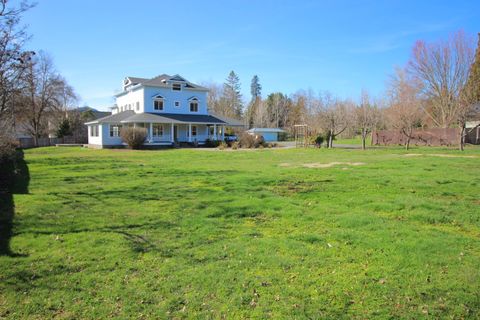 Single Family Residence in Grants Pass OR 1316 NE Evans Street.jpg