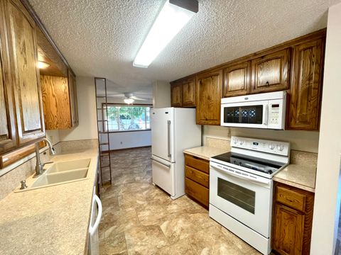 Single Family Residence in Keno OR 15440 Fern Avenue 24.jpg