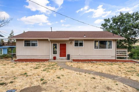 Single Family Residence in Ashland OR 1179 N Main Street.jpg