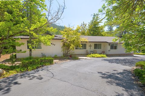 Single Family Residence in Grants Pass OR 627 Carriage Road.jpg