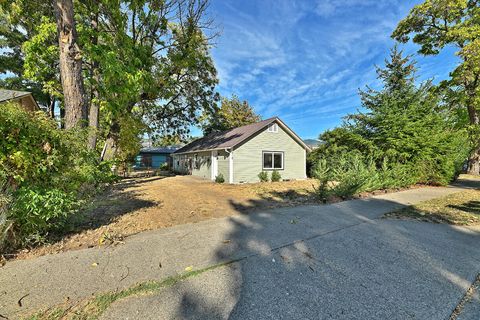 Duplex in Grants Pass OR 418 SE I Street #A/B.jpg