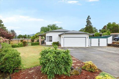 Single Family Residence in Grants Pass OR 446 NE Sovereign Avenue.jpg