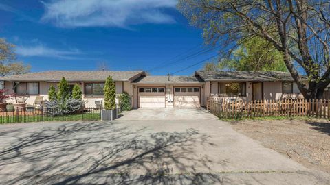 Duplex in Grants Pass OR 926 SW Rogue River Avenue #A & B.jpg