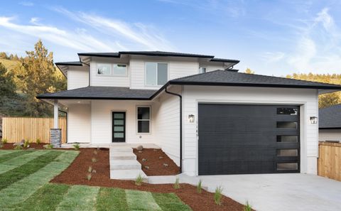 Single Family Residence in Klamath Falls OR 1169 Orange Blossom Drive #130.jpg