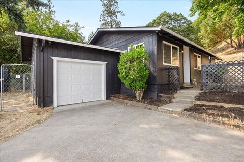Single Family Residence in Gold Hill OR 925 6th Avenue.jpg