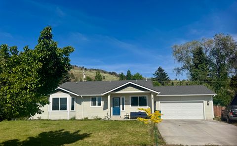 Single Family Residence in Klamath Falls OR 917 Carlson Drive.jpg