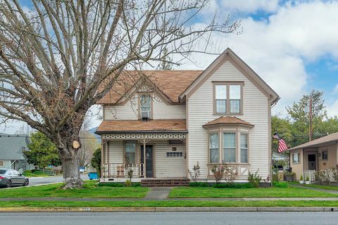 Multi Family in Grants Pass OR 302 NE D Street.jpg