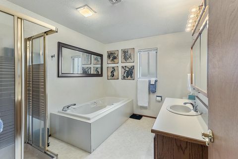 Duplex in Grants Pass OR 306 NE D Street 15.jpg
