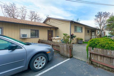Duplex in Grants Pass OR 306 NE D Street 19.jpg