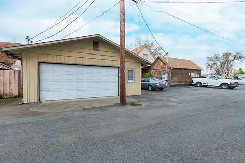 Duplex in Grants Pass OR 306 NE D Street 21.jpg
