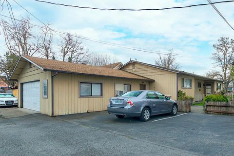 Duplex in Grants Pass OR 306 NE D Street 20.jpg