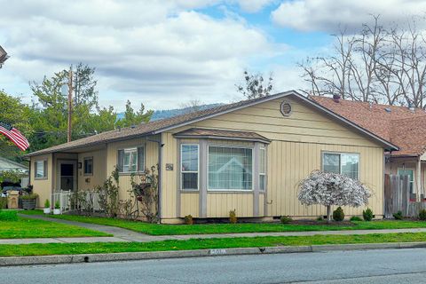 Duplex in Grants Pass OR 306 NE D Street.jpg