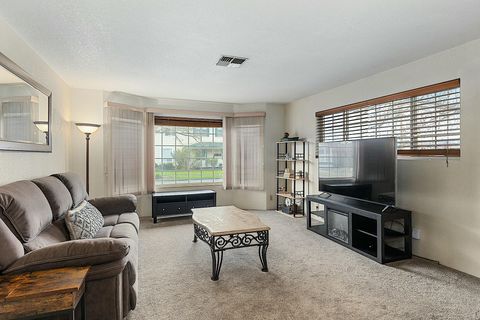 Duplex in Grants Pass OR 306 NE D Street 5.jpg