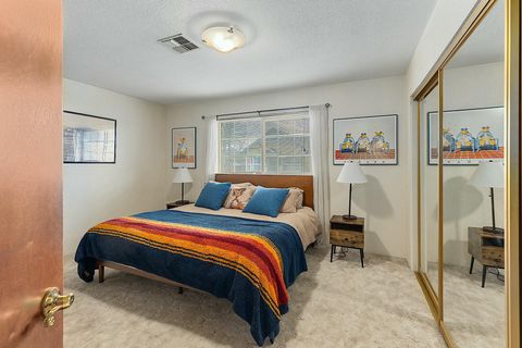 Duplex in Grants Pass OR 306 NE D Street 13.jpg