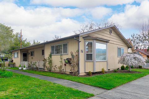 Duplex in Grants Pass OR 306 NE D Street 2.jpg