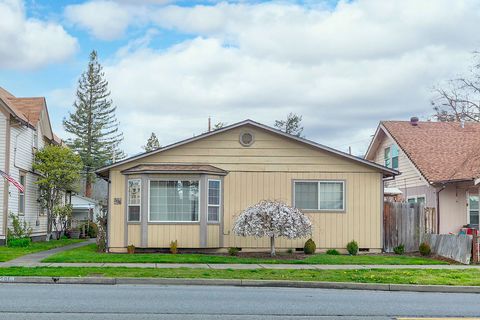 Duplex in Grants Pass OR 306 NE D Street 1.jpg