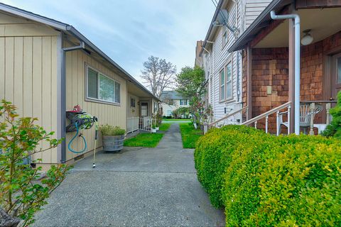 Duplex in Grants Pass OR 306 NE D Street 3.jpg