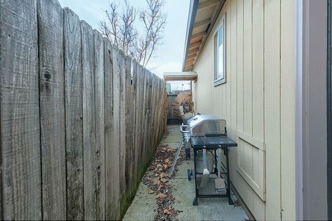 Duplex in Grants Pass OR 306 NE D Street 18.jpg