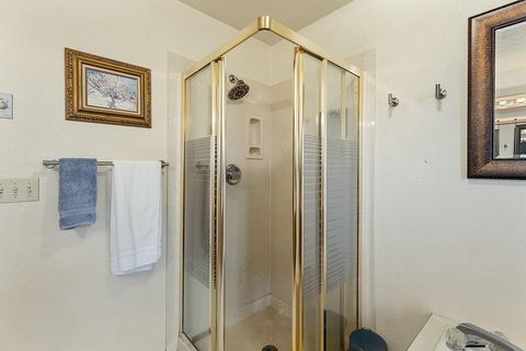 Duplex in Grants Pass OR 306 NE D Street 16.jpg