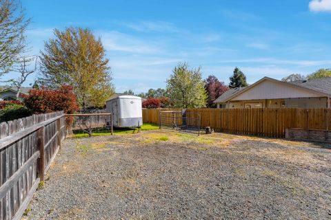 Single Family Residence in Grants Pass OR 2634 SW Garden Meadow Drive 38.jpg