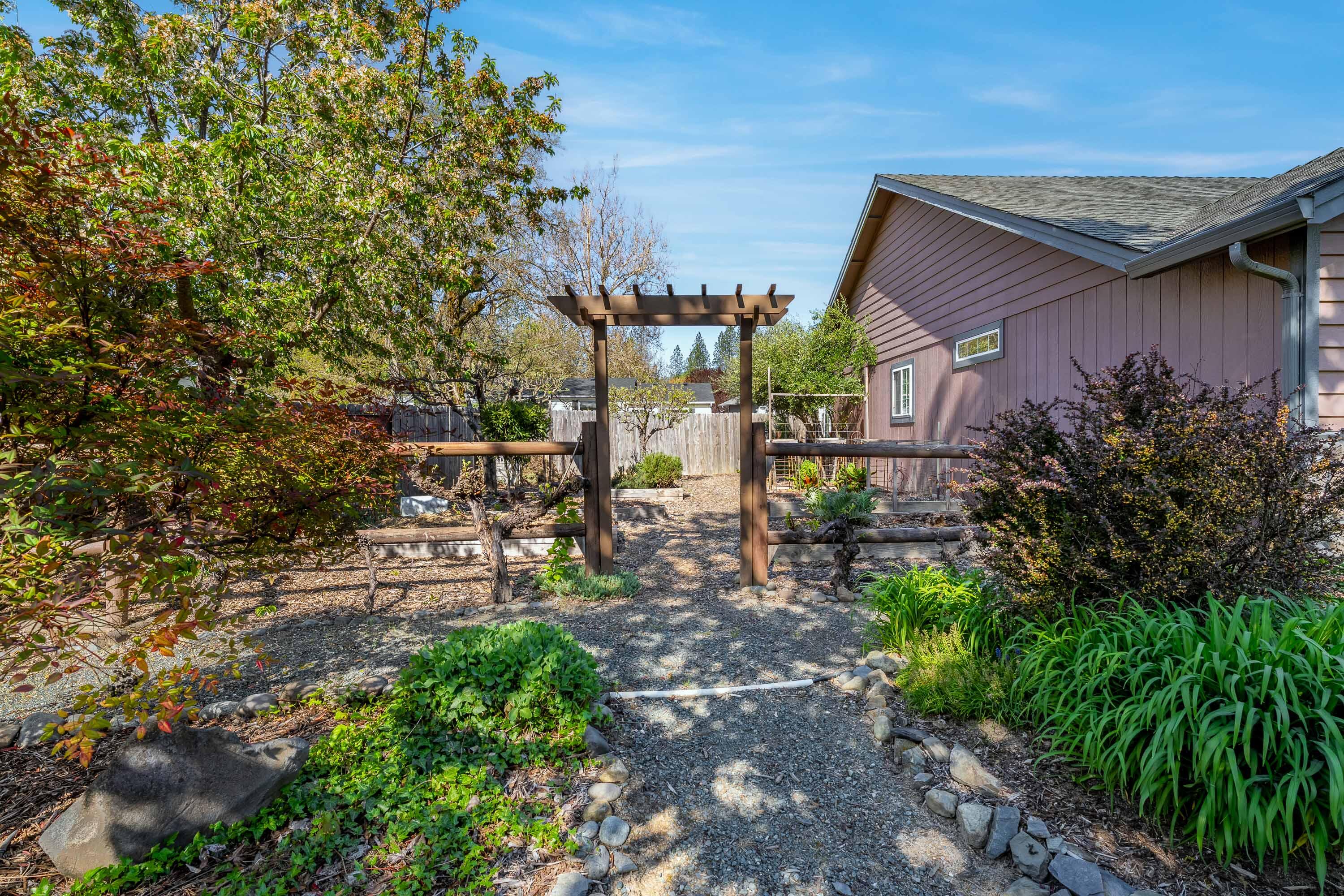 Single Family Residence in Grants Pass OR 2634 SW Garden Meadow Drive 26.jpg