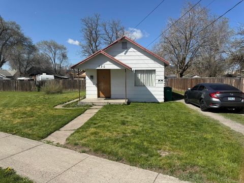 Single Family Residence in Klamath Falls OR 220 N Eldorado Avenue.jpg