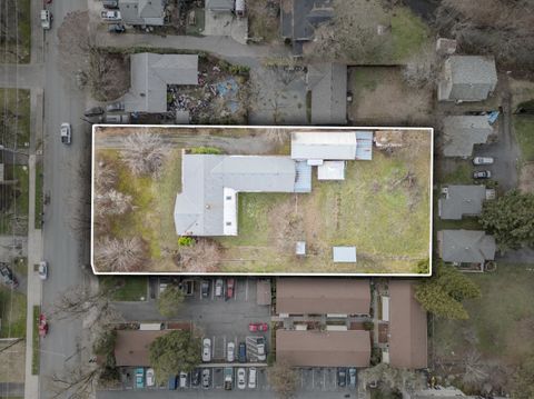 Single Family Residence in Grants Pass OR 240 SW Rogue River Avenue.jpg