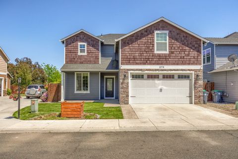 Single Family Residence in Central Point OR 1078 Cathedral Way.jpg