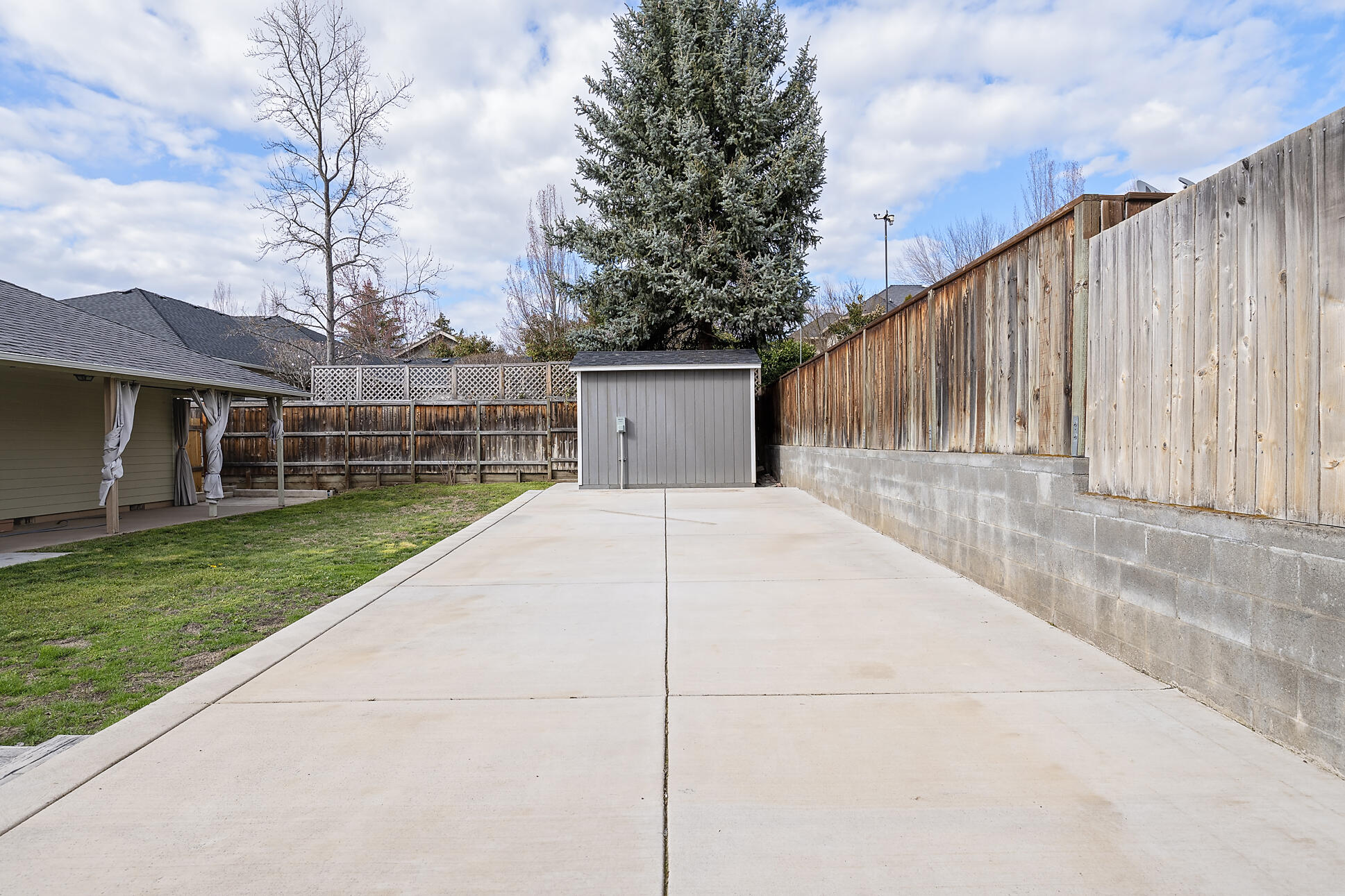 Single Family Residence in Medford OR 521 Sterling Point Drive 21.jpg