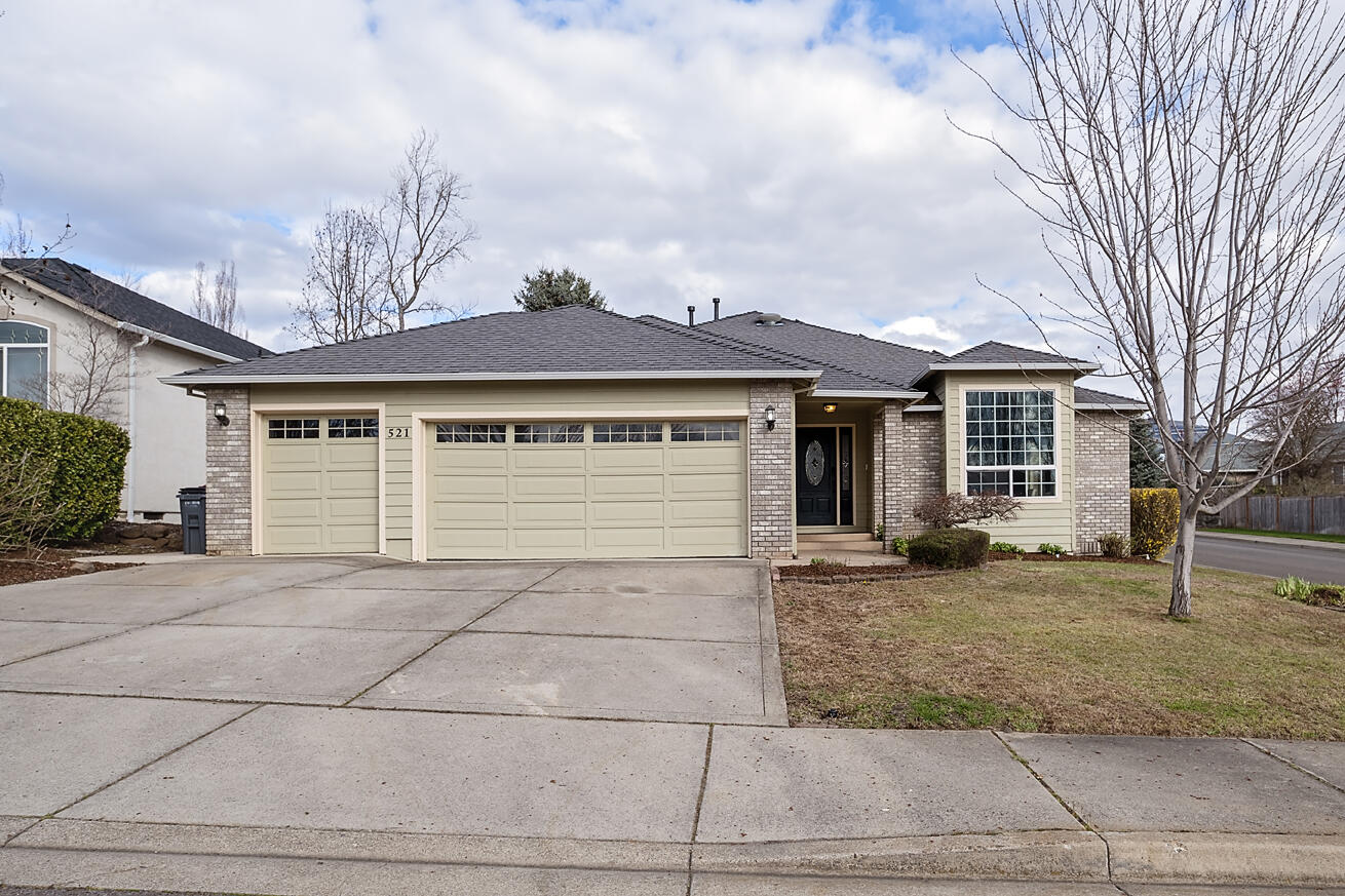 Single Family Residence in Medford OR 521 Sterling Point Drive 0.jpg
