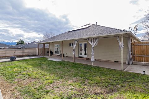 Single Family Residence in Medford OR 521 Sterling Point Drive 19.jpg