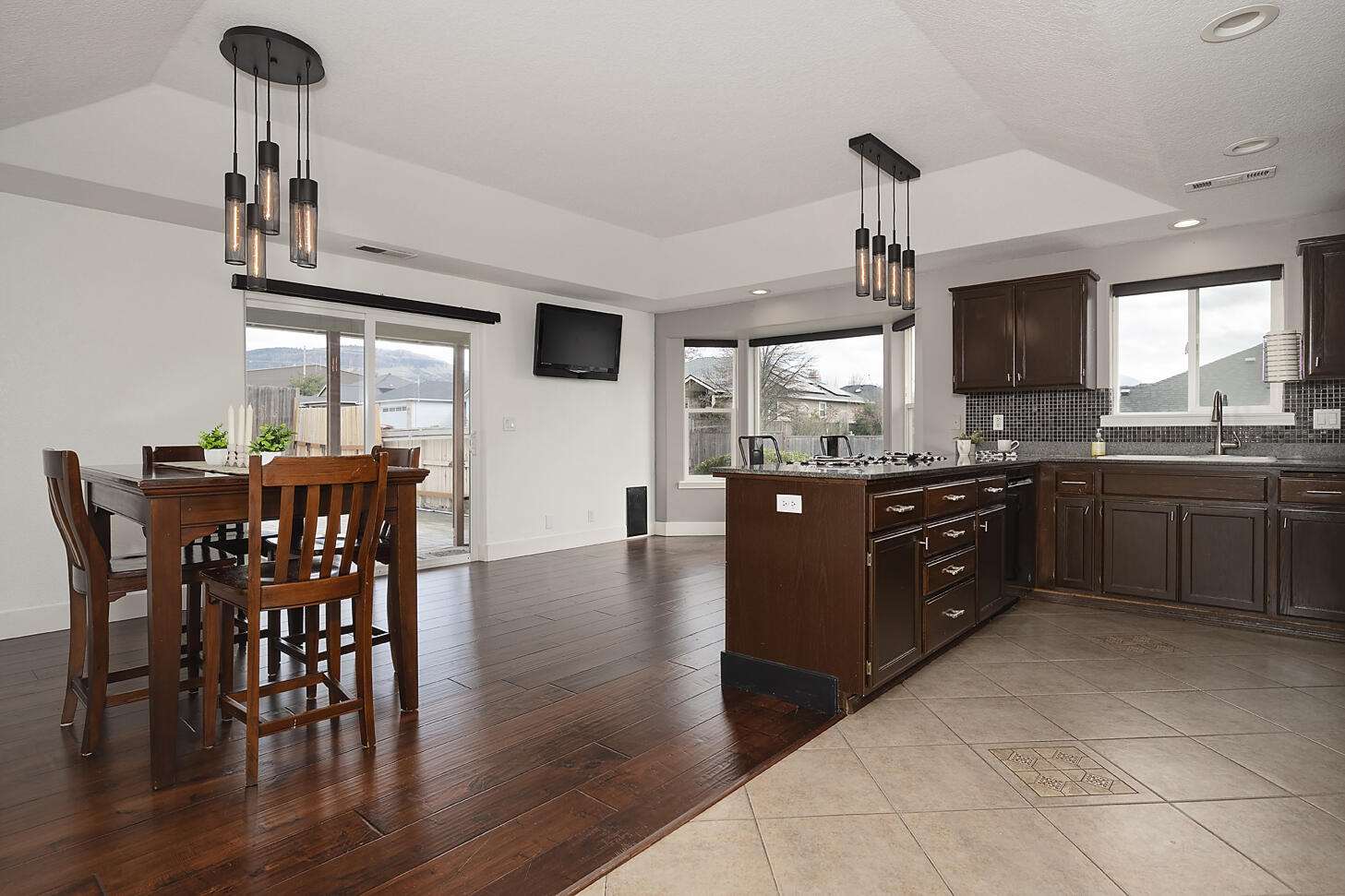 Single Family Residence in Medford OR 521 Sterling Point Drive 4.jpg
