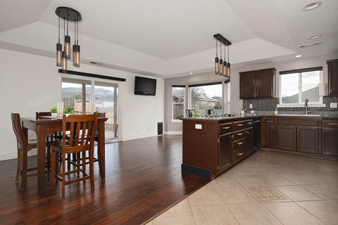 Single Family Residence in Medford OR 521 Sterling Point Drive 4.jpg