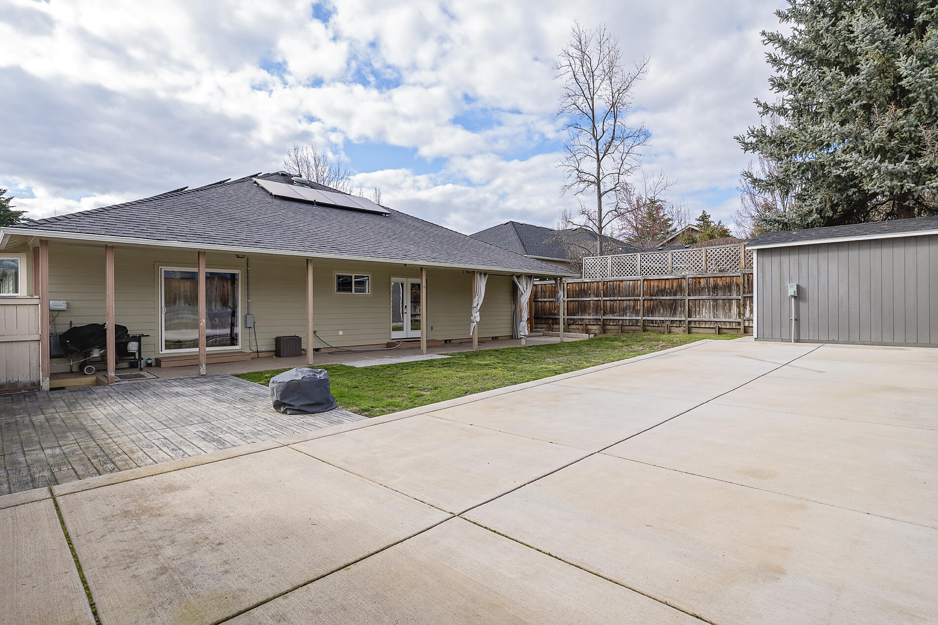 Single Family Residence in Medford OR 521 Sterling Point Drive 16.jpg