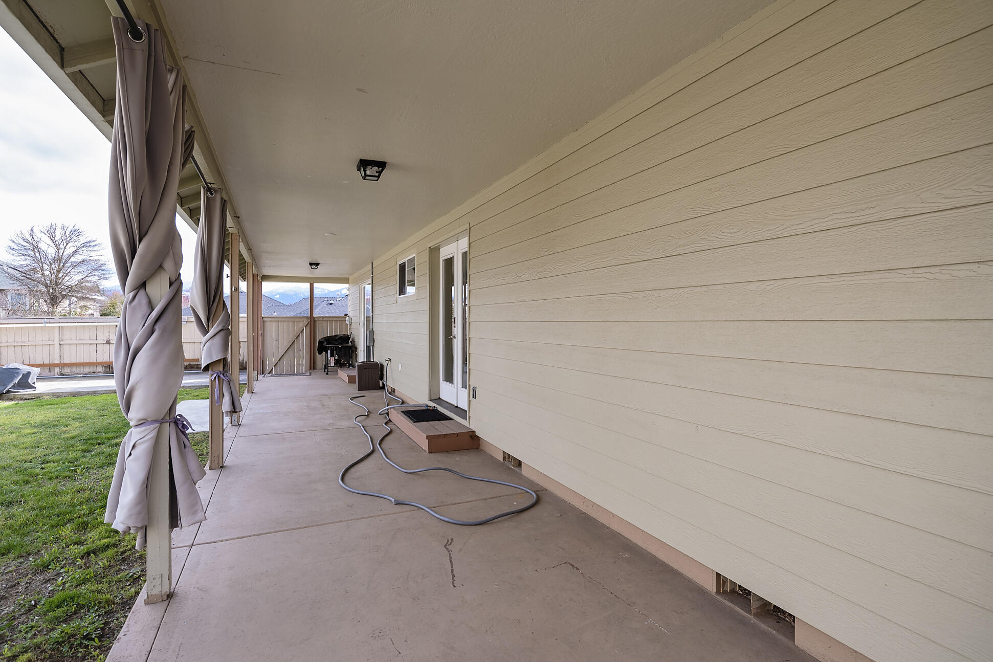 Single Family Residence in Medford OR 521 Sterling Point Drive 17.jpg