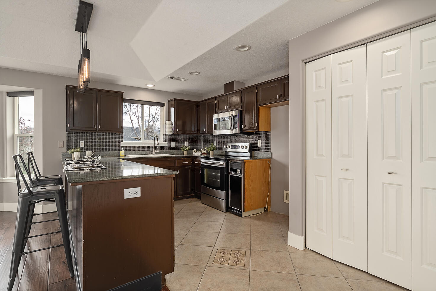Single Family Residence in Medford OR 521 Sterling Point Drive 5.jpg