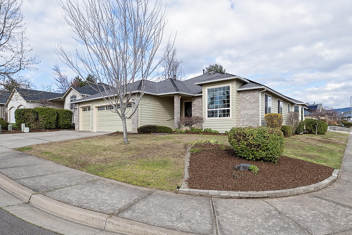 Single Family Residence in Medford OR 521 Sterling Point Drive 1.jpg