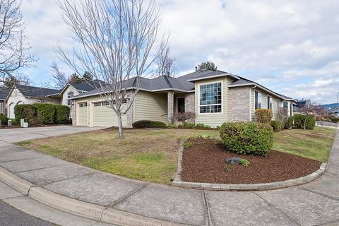 Single Family Residence in Medford OR 521 Sterling Point Drive 1.jpg