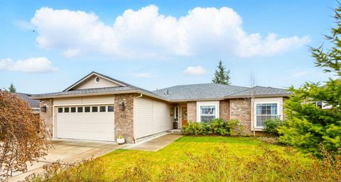 Single Family Residence in Central Point OR 573 Blue Heron Drive.jpg