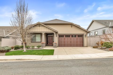 Single Family Residence in Medford OR 843 Sonoma Court.jpg
