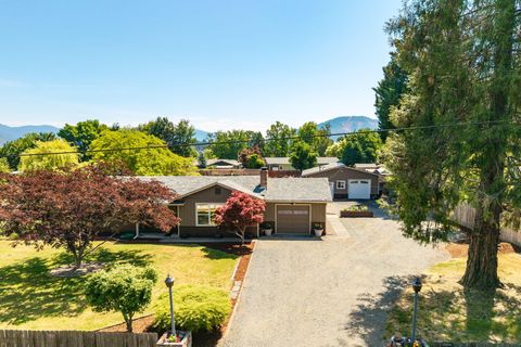 Single Family Residence in Grants Pass OR 1891 Regina Way.jpg